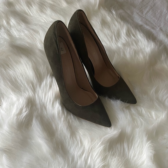 Heels - Picture 2 of 3